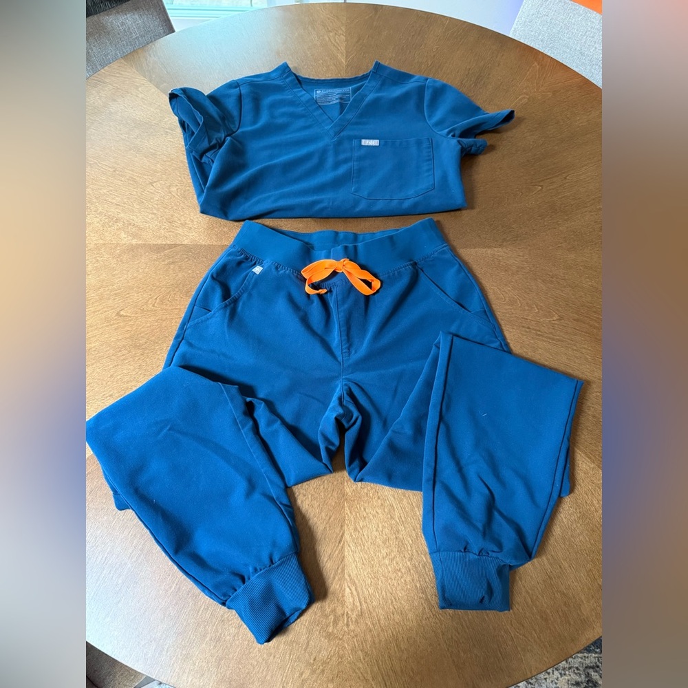 FIGS XXS Catarina scrub top & XS Zamora jogger pant.